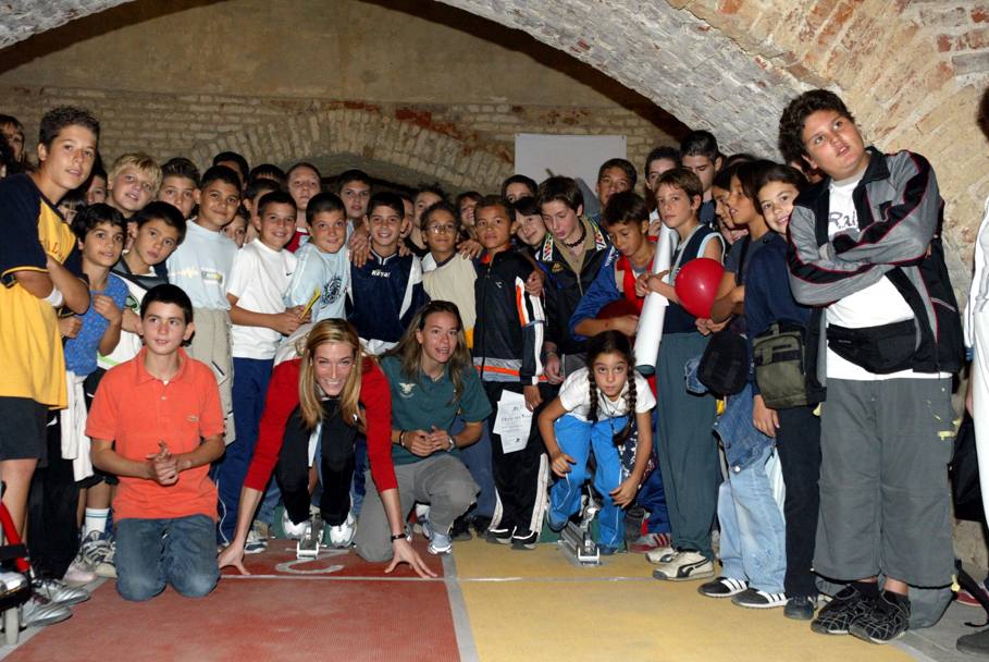 Vigevano. Nei sottorranei del Castello Sforzesco Manuela Levorato dà lezione di sprint a 1400 bambini di ogni eta foto (Omega)